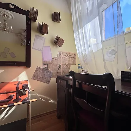 Poet's Theme Room, Free Parking KLV