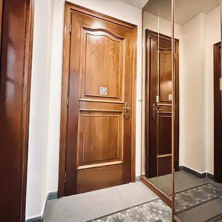Poet's Theme Room, Free Parking Apart-hotel KLV